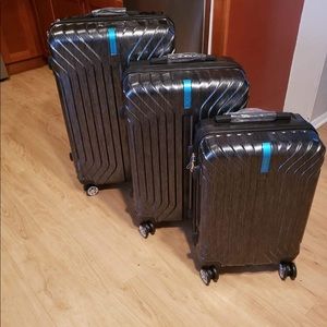 Beautiful 3 piece luggage set with power bank